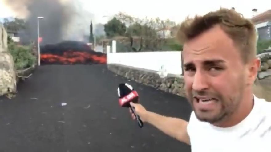 La impactante imagen de Piqueras y el reportero Alejandro Rodríguez a diez metros de una lengua de lava