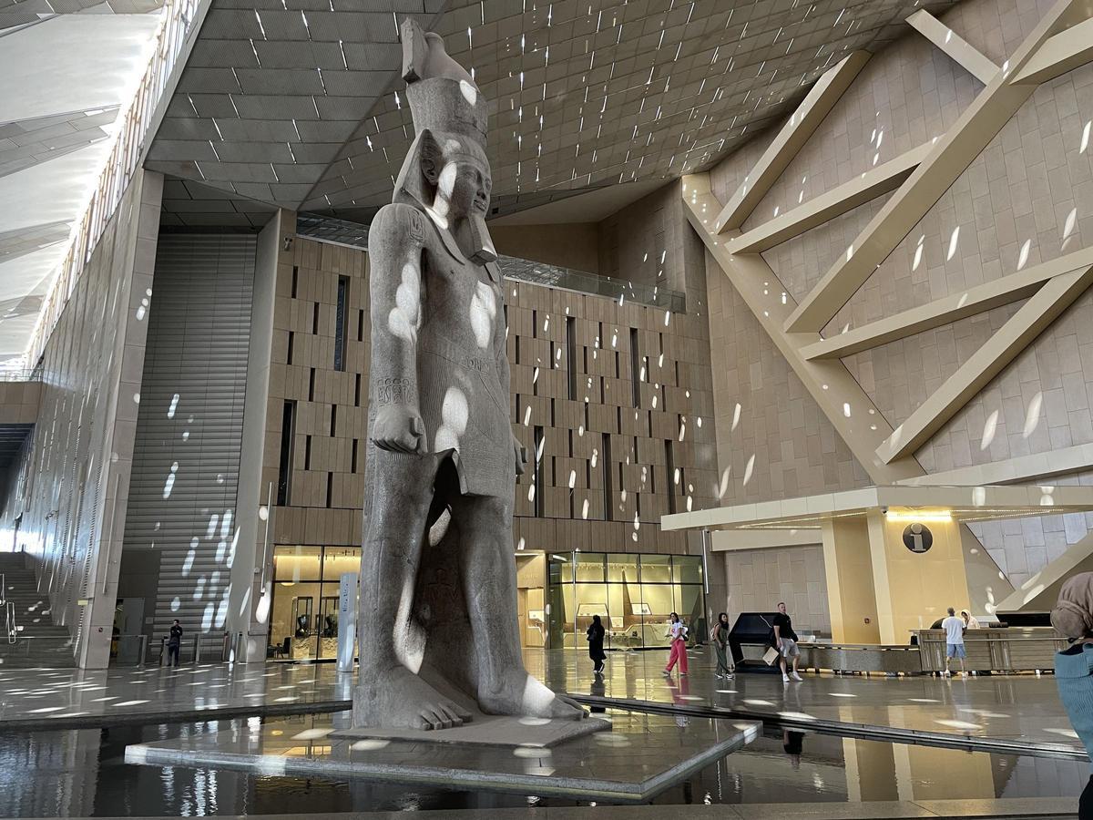 Coloso de Ramsés II y lago