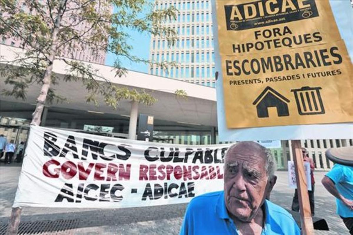 Afectados de las hipotecas con cláusula suelo se manifiestaron en la Ciudad de la Justicia, en julio del 2013.