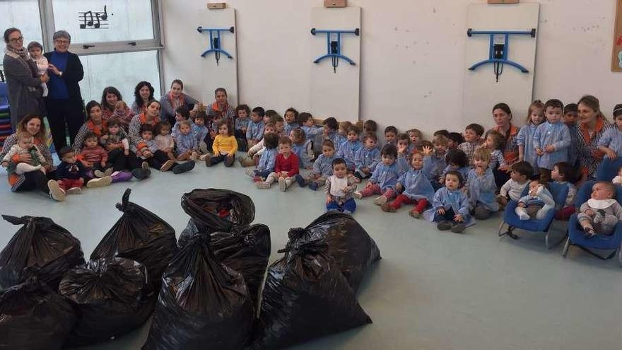 Los escolares de O Revel reúnen nueve sacos de tapones para Nahir