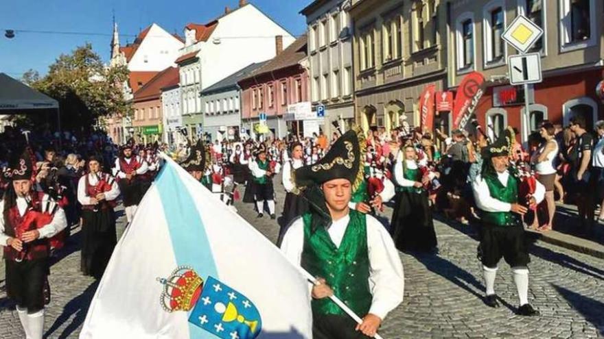 Los músicos de Redegaita durante el desfile inaugural del Dudacky Festival de Strakonice. // FdV