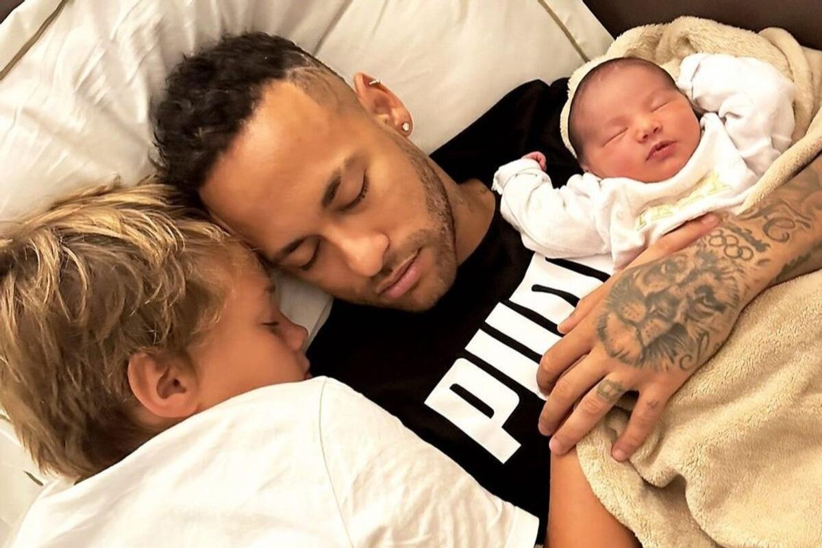 Neymar junto a sus dos hijos reconocidos, Davi Lucca da Silva Santos y Mavie.