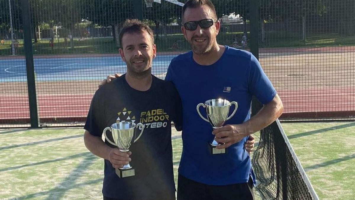 Los ganadores del torneo masculino, Héctor y Michel, con sus trofeos | SERVICIO ESPECIAL