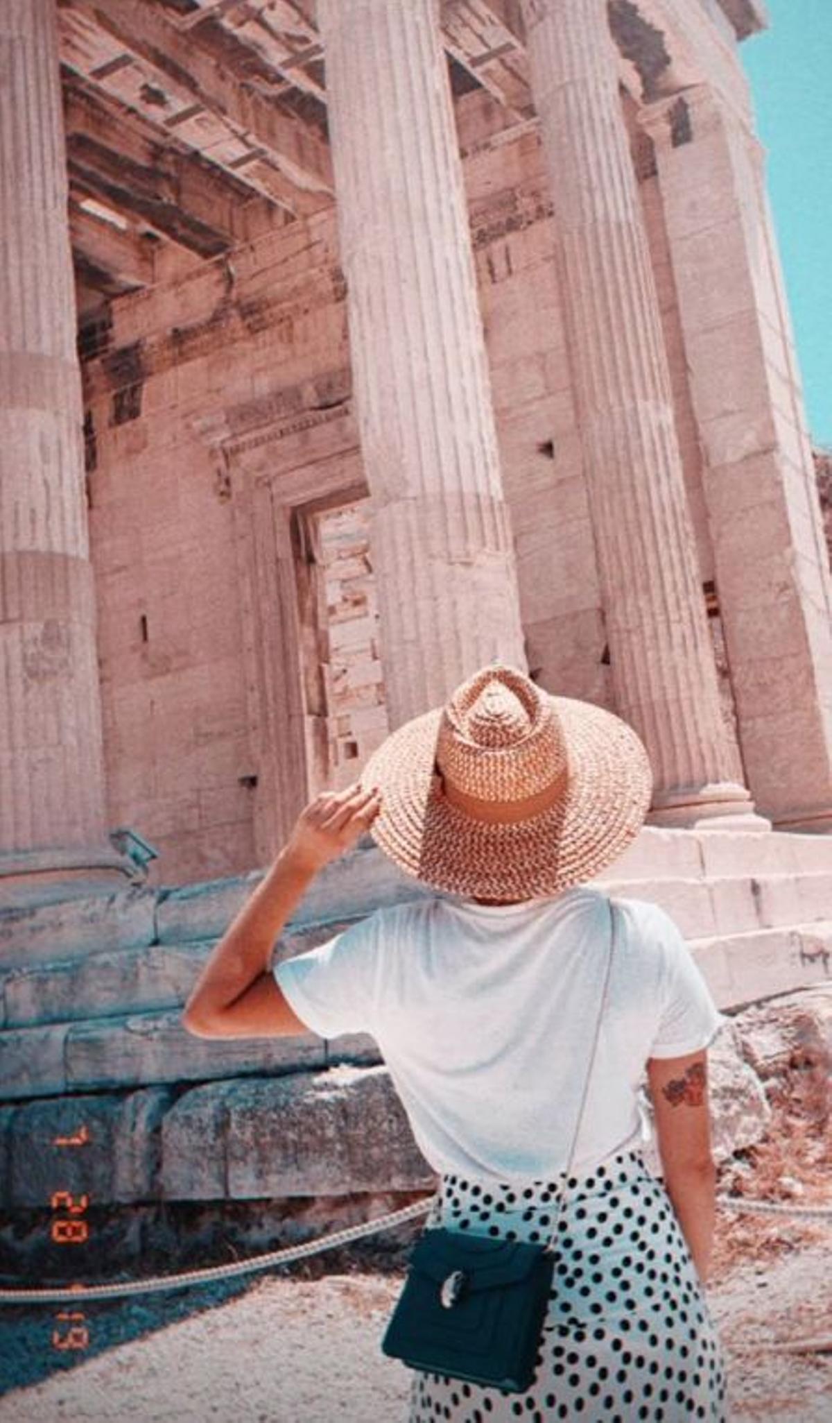 Blanca Suárez disfrutando de la Acrópolis de Atenas con un estiloso look, muy eficaz para combatir el calor del verano