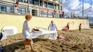 Luna de miel con buffet en la arena de la playa de Las Canteras por San Juan