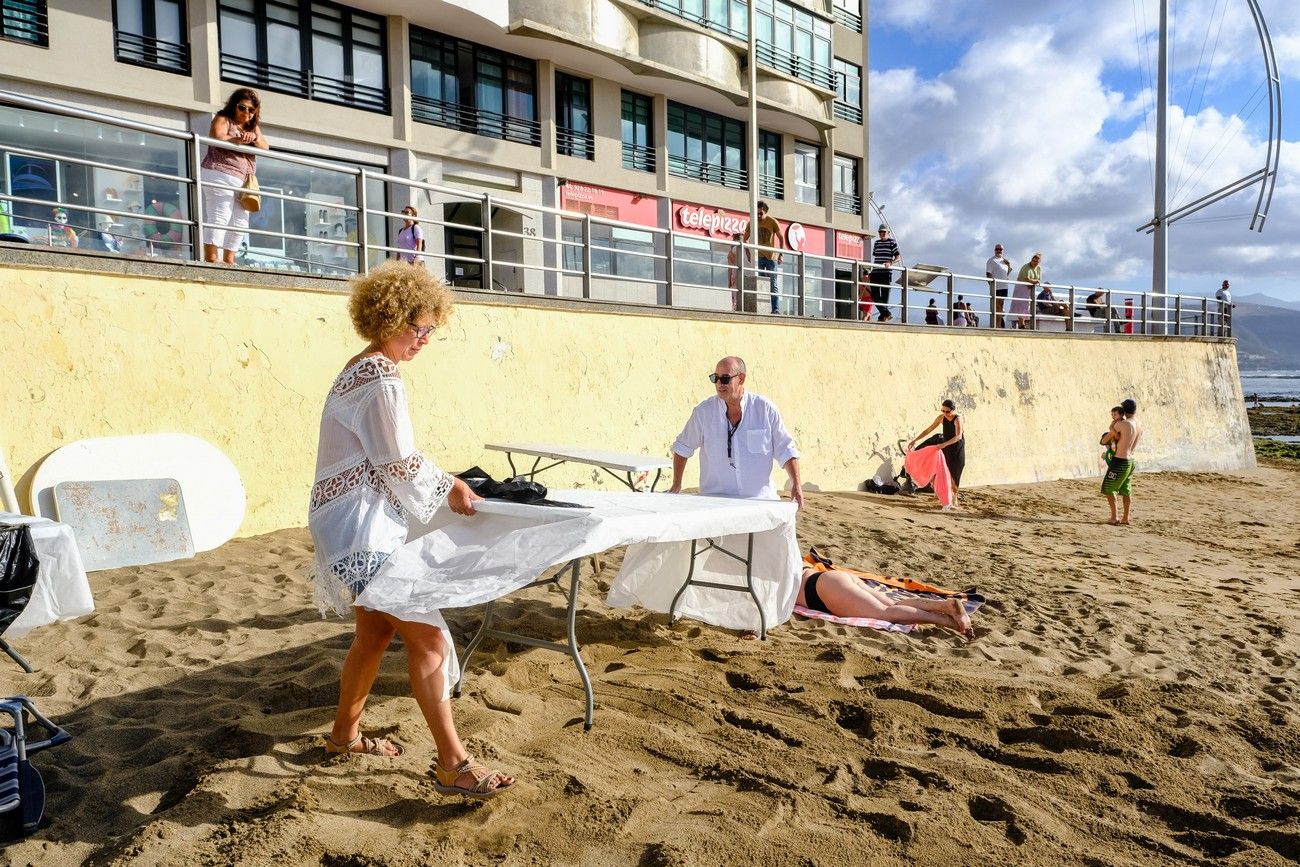 Ambiente en Las Canteras por la Noche de San Juan