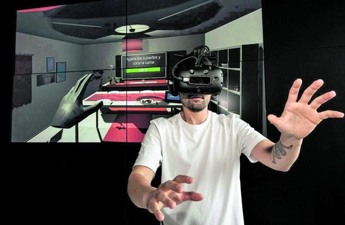 Manuel Lagos, ingeniero informático e investigador, prueba uno de los espacios de realidad virtual desarrollados por el grupo Talionis-Citic. |   // CASTELEIRO / ROLLER AGENCIA