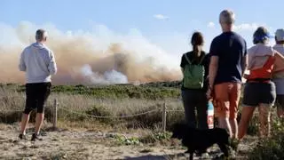 Vecinos desalojados en el Saler: "He visto el fuego de cerca. Ha sido como la percusión del infierno"