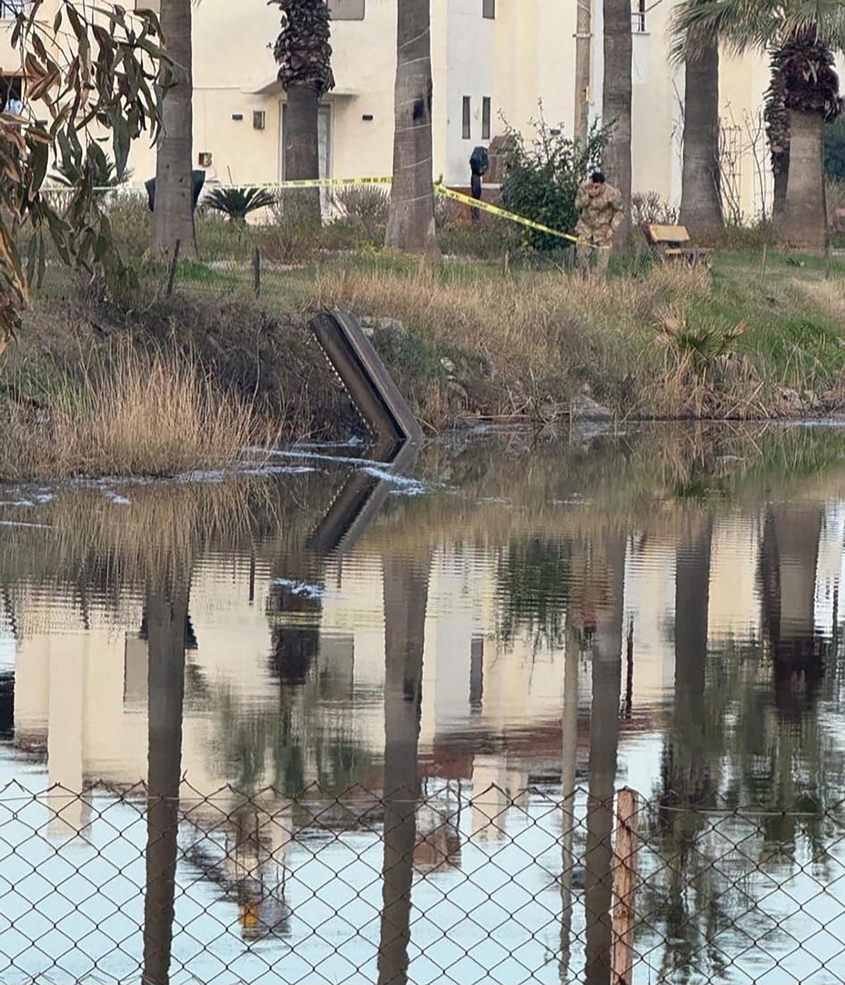 Imagen difundida por la agencia de noticias turca DHA de soldados turcos rodeando fragmentos de munición de las defensas que han interceptado el misil iraní, este miércoles.