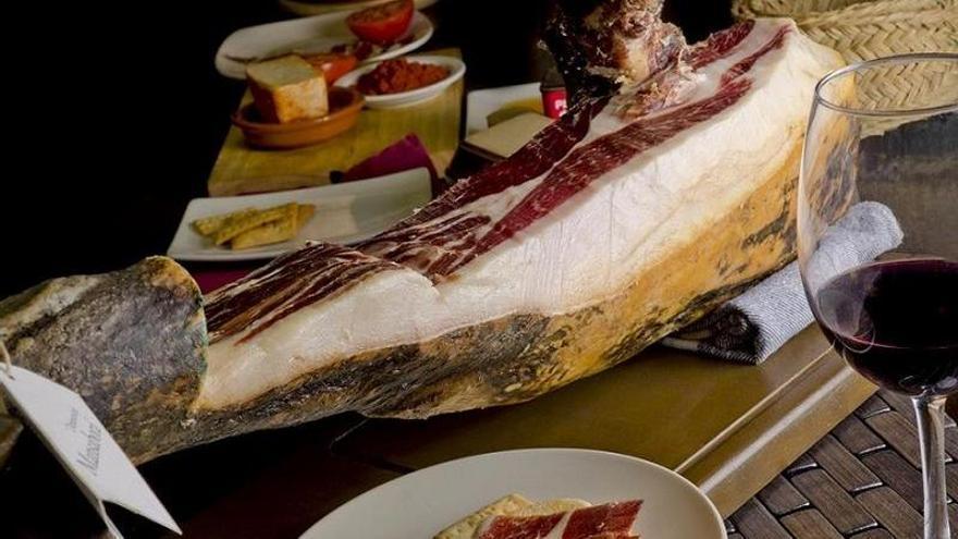 Jamón, pimentón y vino extremeño con denominación de origen.