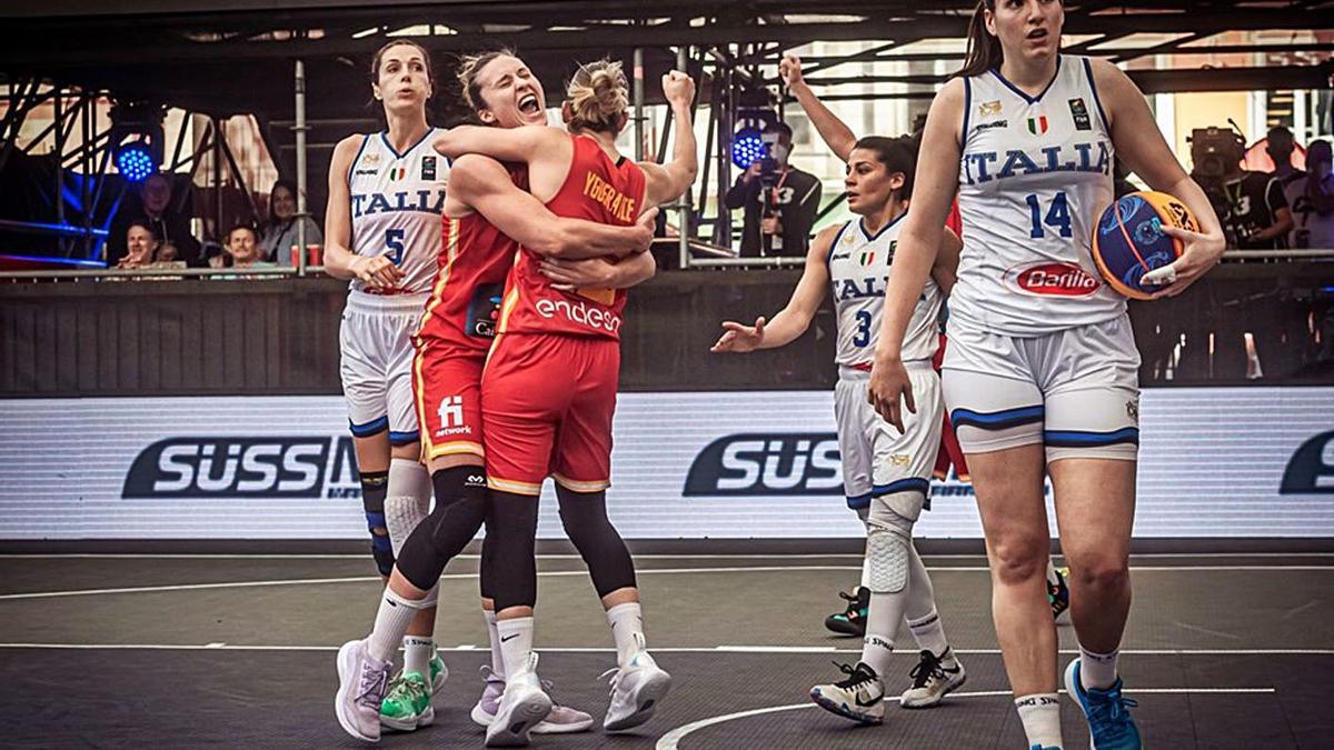 Les jugadores de la selecció espanyola 3x3 celebrant l’agònic triomf contra Itàlia d’ahir. | FIBA