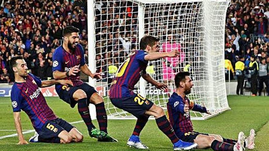 Busquets, Luis Suárez y Sergi Roberto corren para abrazar a Leo Messi, que celebra uno de los dos goles que le marcó ayer al Liverpool.
