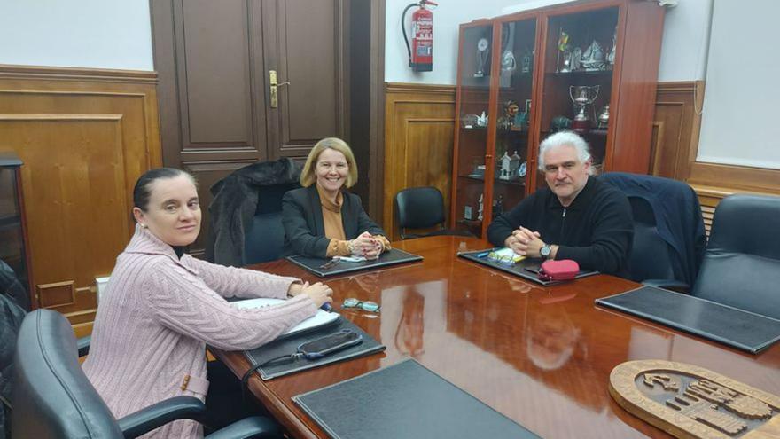 Las dos concejales, con el arqueólogo Juan Castro.