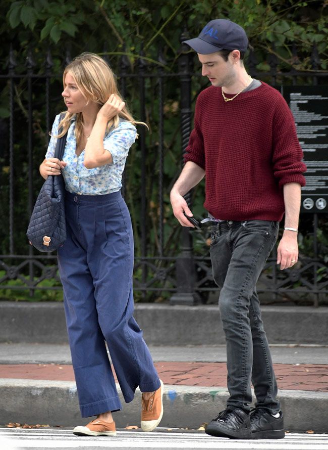 El pantalón vaquero ancho de Sienna Miller, junto a su ex Tom Sturridge