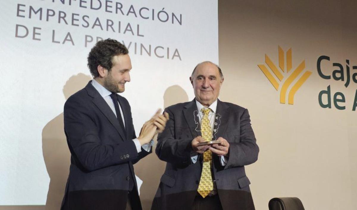 Claver aplaude a Luna en el relevo de CEOE Cepyme. | SERVICIO ESPECIAL