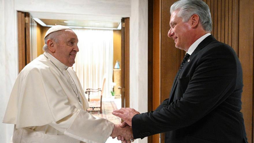 El Papa Francisco saluda al presidente cubano Miguel Díaz-Canel.