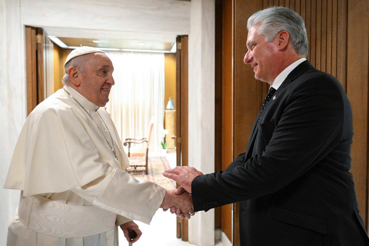 El Papa Francisco saluda al presidente cubano Miguel Díaz-Canel.
