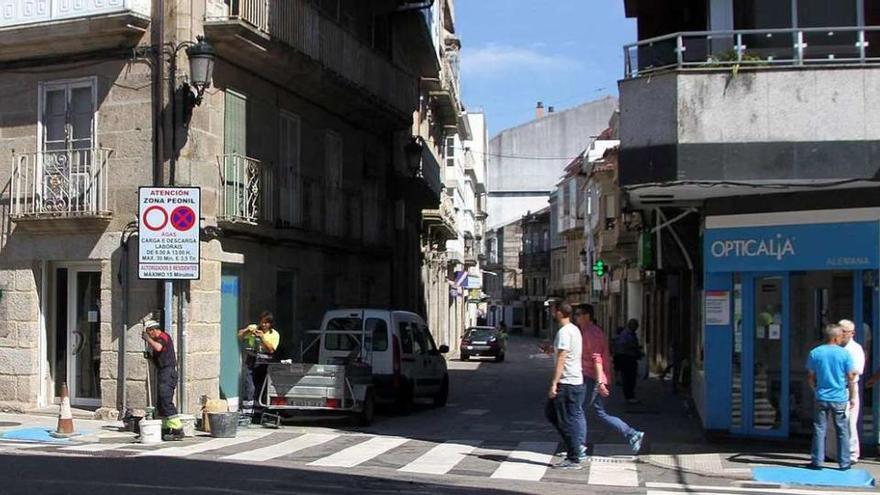 Una nueva señal regula el acceso del tráfico rodado a la calle Oriente. // A. Hernández