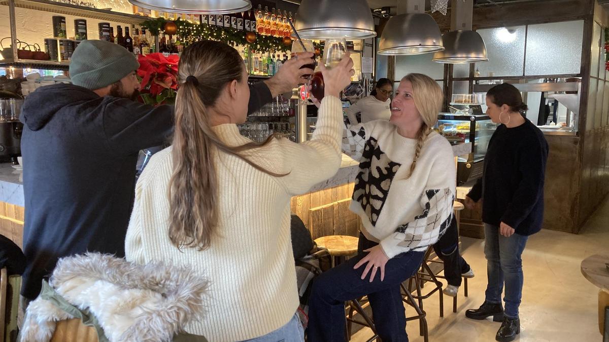 Can Trobat es el punto de encuentro en el que echar unos vermús, charlar entre copas o matar el hambre con gusto, a cualquier hora.