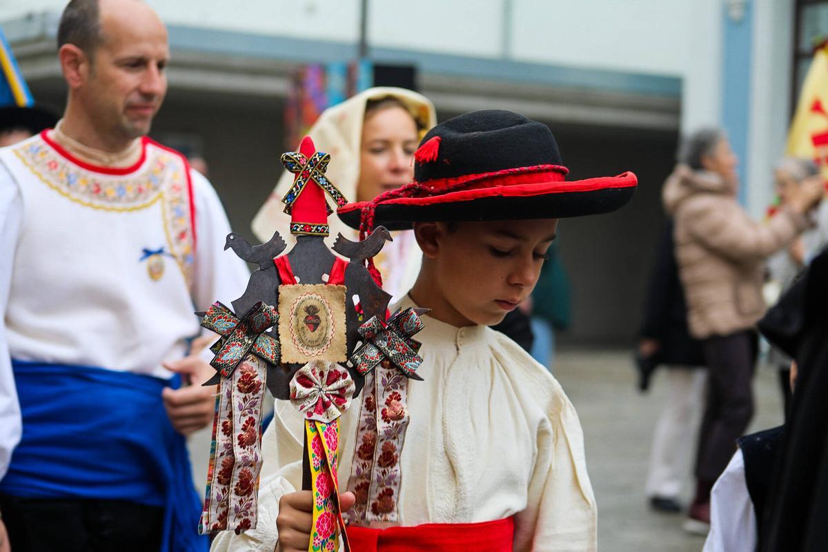 Desfile de indumentaria tradicional