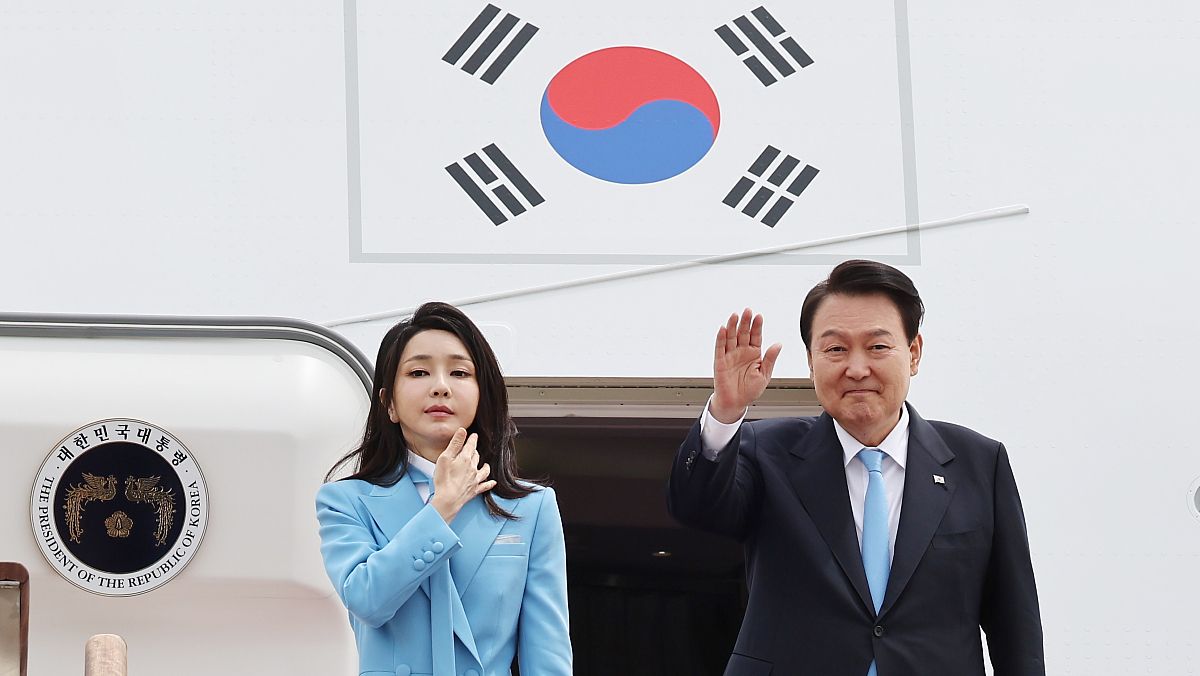 El presidente de Corea del Sur, Yoon Suk Yeol, y su esposa, Kim Keon Hee, se despiden antes de volar a EEUU.