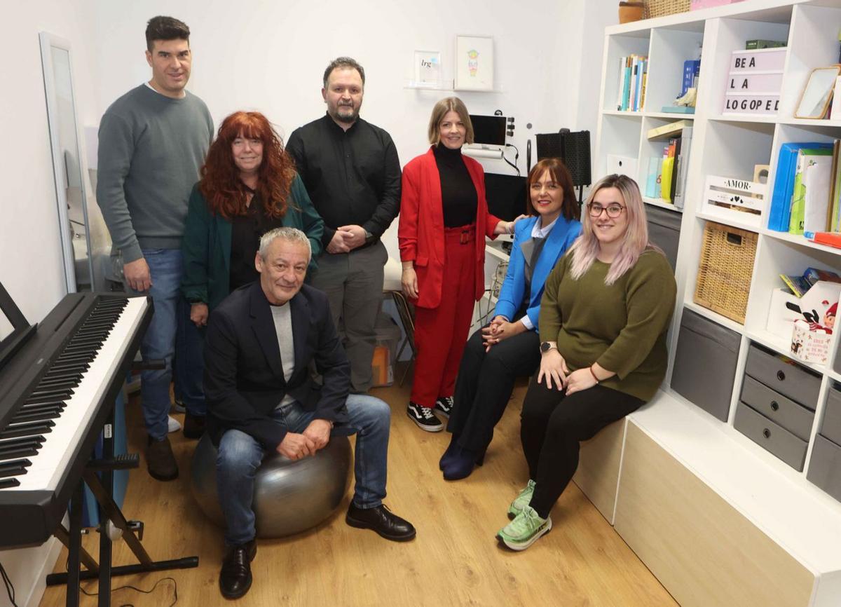 Parte de la directiva, junto con varios asesores, de la recién creada asociación O Son da Palabra, OSPA (‘osondapalabra.es’), en la Clínica Asubío, especializada en logopedia, en A Coruña. | | IAGO LÓPEZ