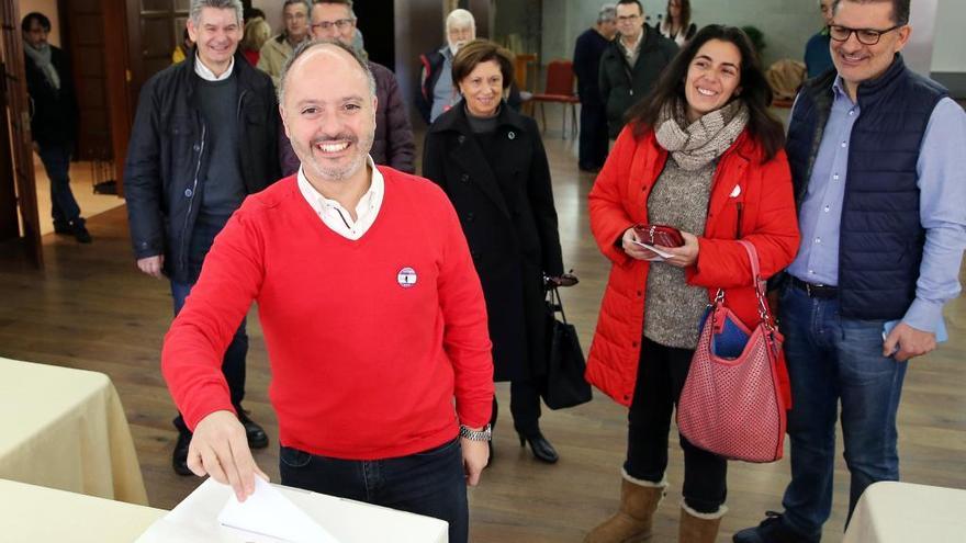 David Regades votando esta mañana en Vigo. // Marta G. Brea