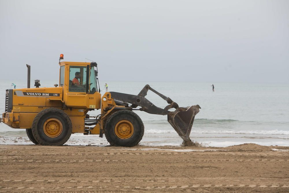 Imágenes de la playa de San Juan, donde la lluvia ha ocasionado serios daños en el arenal y el paseo peatonal.