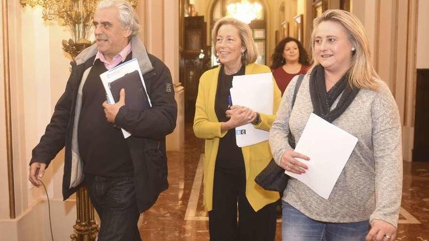 Francisco Mourelo, junto a las ediles Rosa Gallego y Mariel Padín antes de un pleno municipal.