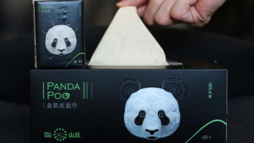 Una empresa china recicla las cacas de panda en papel