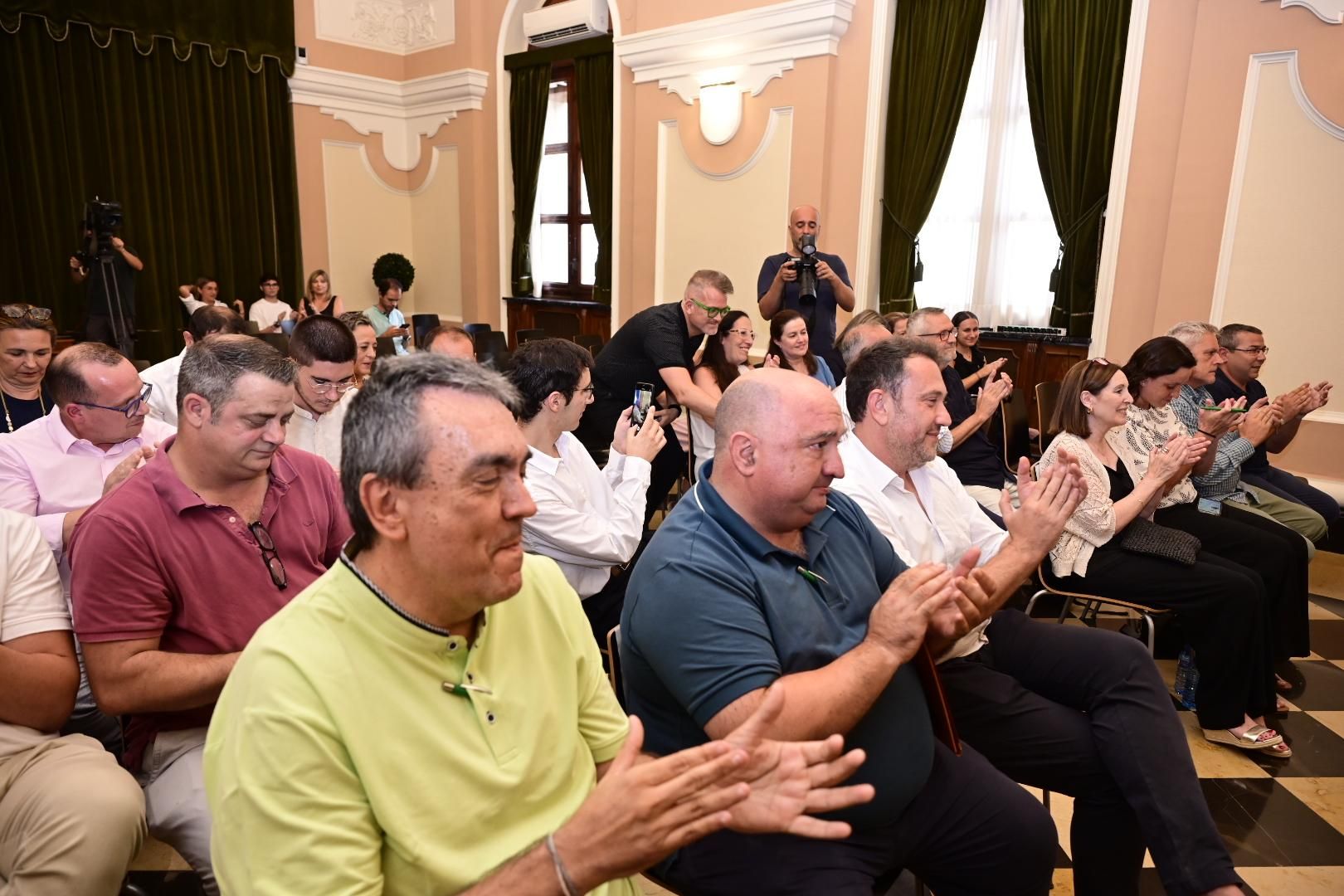 Galería de fotos: Clara Sanz Sobrino y Ana Colón Sastriques, reina y reina infantil de las fiestas de Castelló 2026