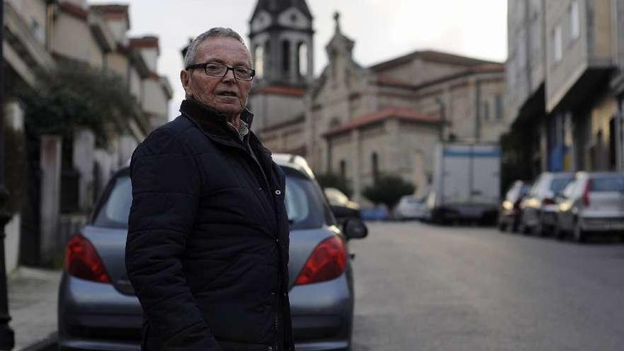 Luis García Saborido, en 2014, con la iglesia de San Paio al fondo. //Bernabé/Javier Lalín