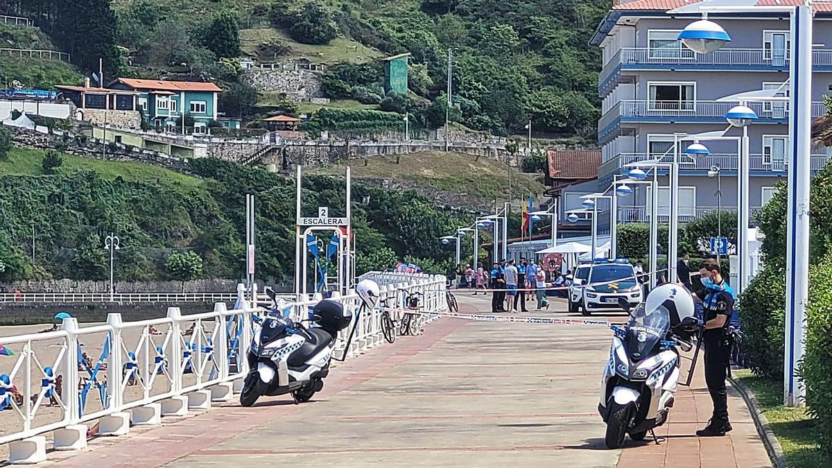 El paseo de la playa de Santa Marina, en Ribadesella, acordonado durante las labores para desenterrar el artefacto.