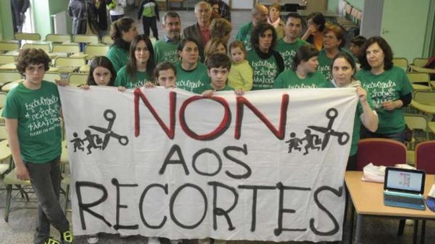 Profesores, padres y alumnos, ayer, en A Rabadeira. / víctor echave