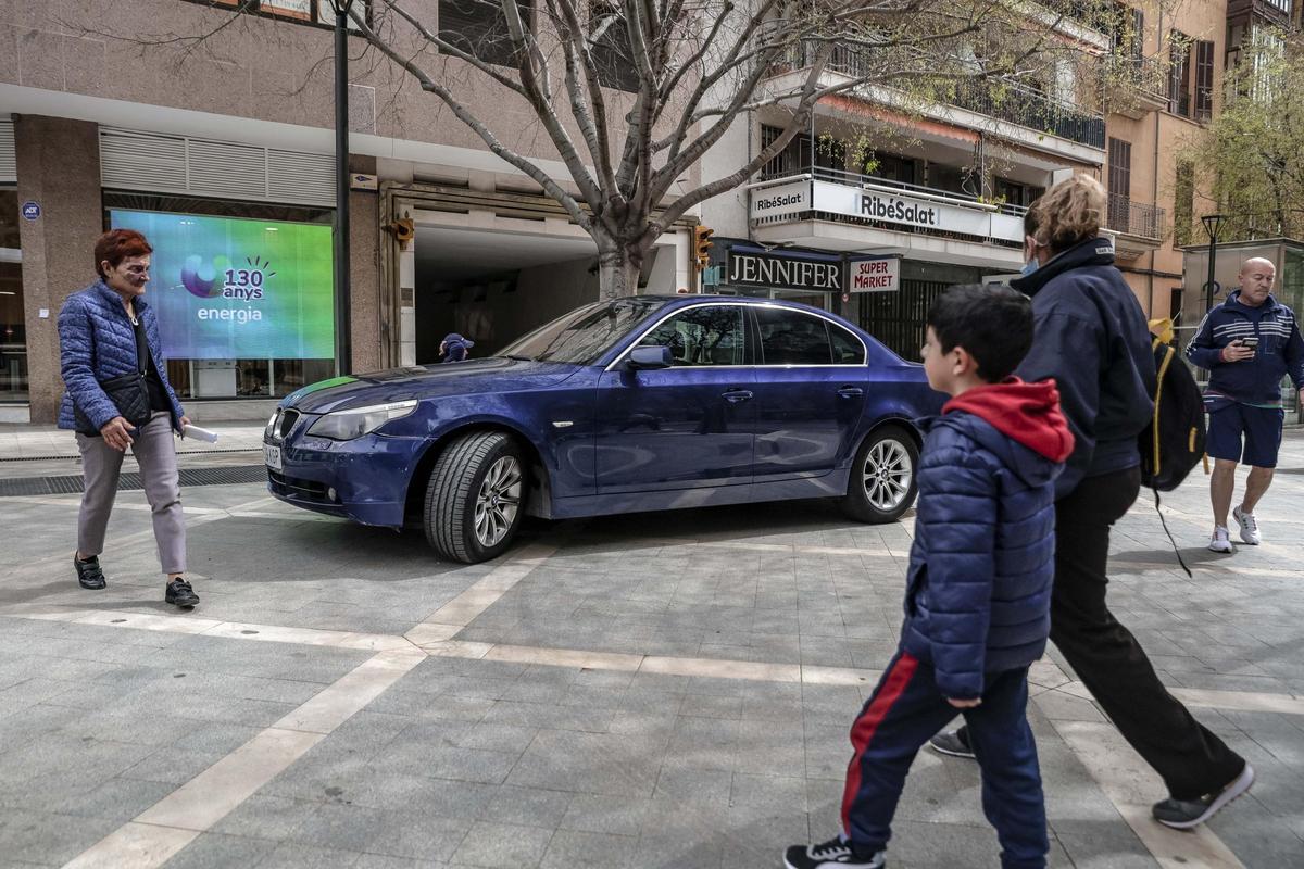 Un coche aparcado en una zona peatonal en el centro de Palma.