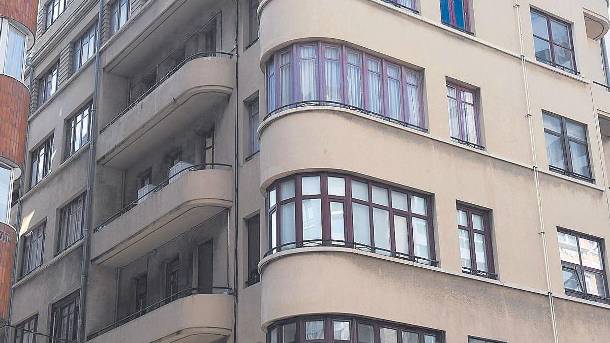 Detalle de los balcones de la Casa Formoso, de estilo racionalista.