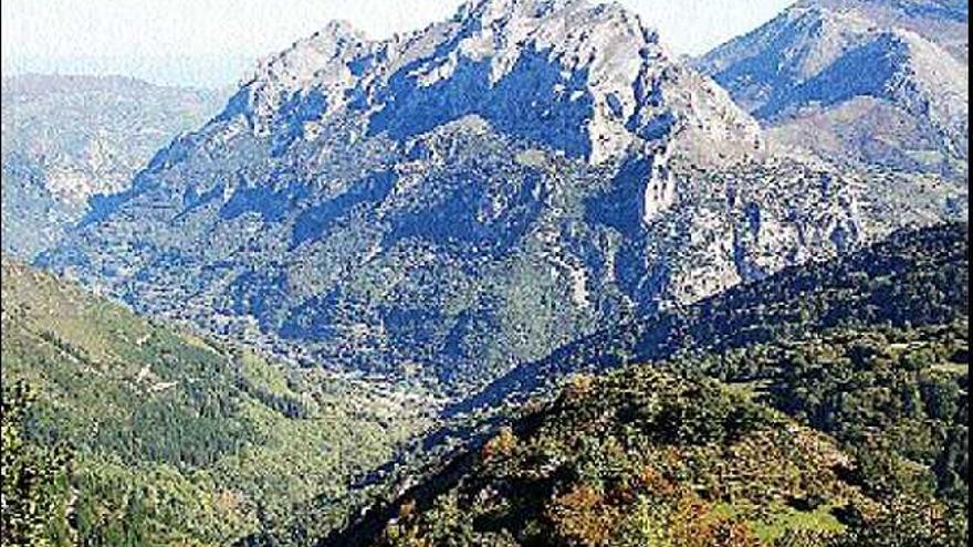 El castro de Mingoyo y la sierra de Caranga.