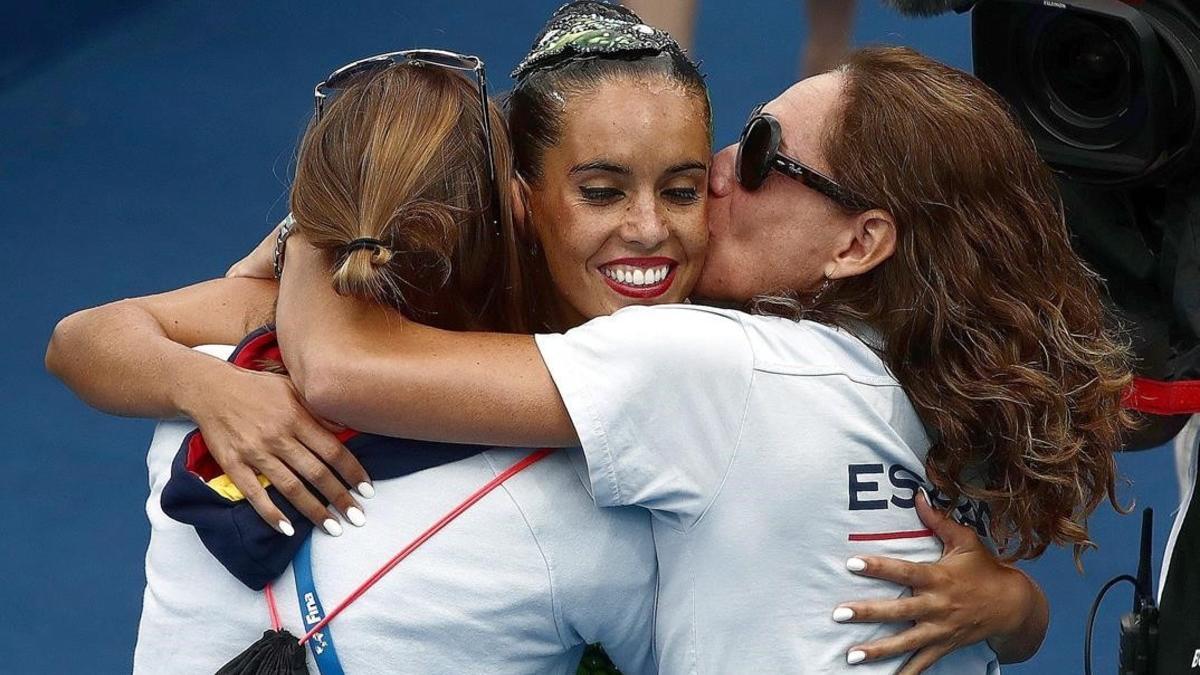 Ona Carbonell se abraza a sus entrenadoras Esther Jauma y Virginie Dedieu tras conseguir la medalla de plata