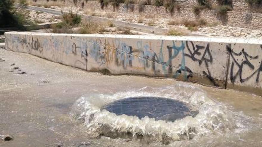 El agua brota sin control de la trapa situada en el término de Sant Joan.