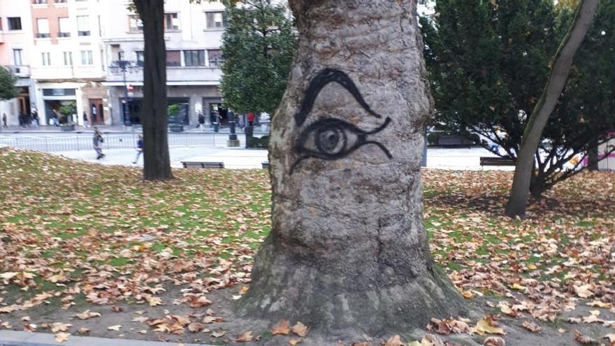 La pintada aparecida en uno de los árboles del Campo de San Francisco.