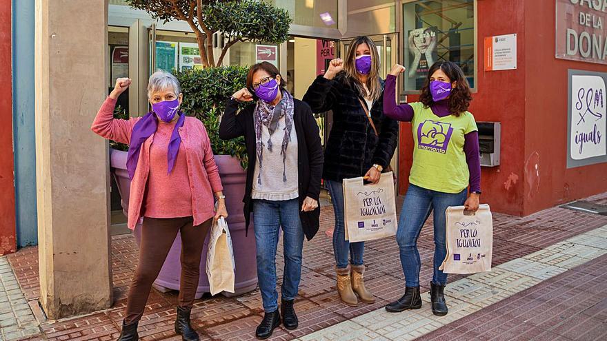 Carmela Lapeña, concejala de Igualdad, con las presidentas de las asociaciones de mujeres. | A. MISLATA