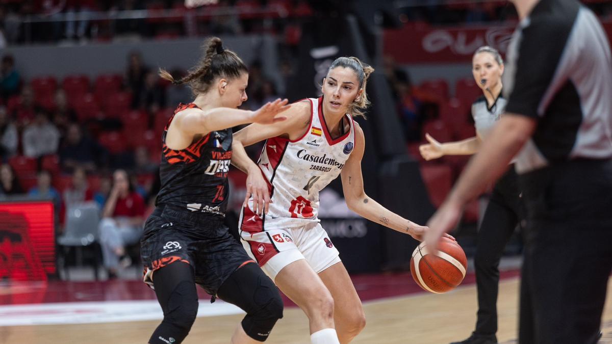 Mariona trata de avanzar con el balón en el partido entre el Casademont y el Villeneuve