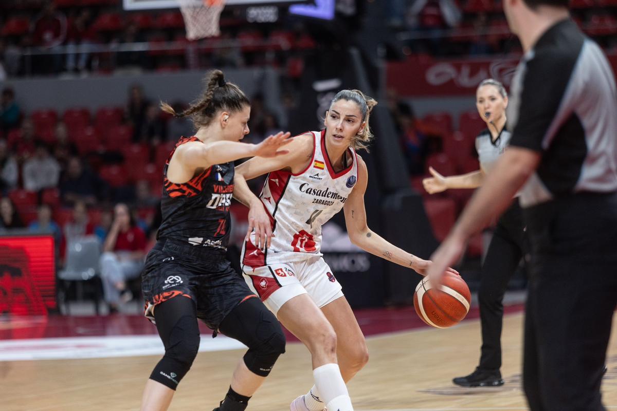 Mariona trata de avanzar con el balón en el partido entre el Casademont y el Villeneuve