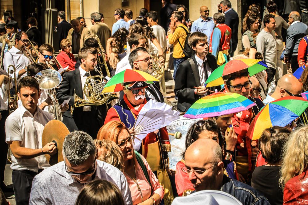 La procesión de la reliquia es uno de los actos que más agradan a los alcoyanos en el día dedicado al patrón San Jorge.