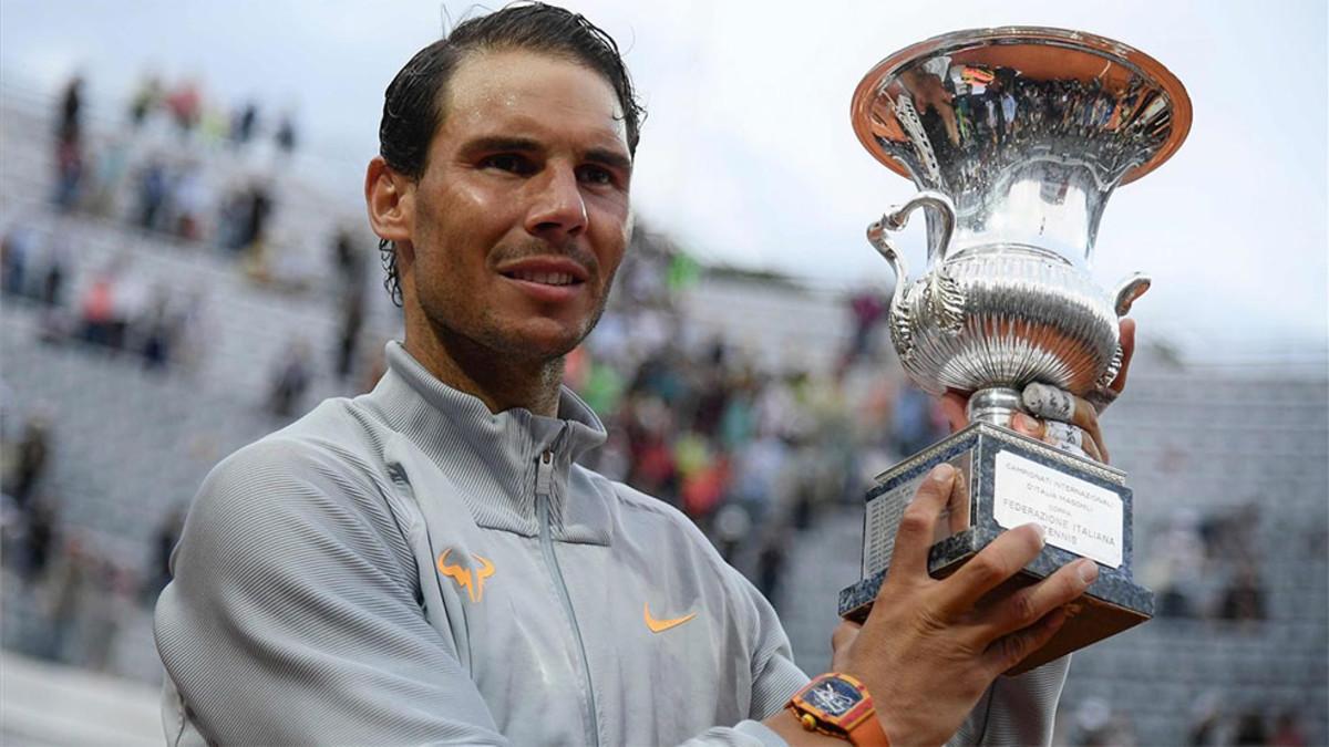 Nadal posa con su último trofeo conquistado