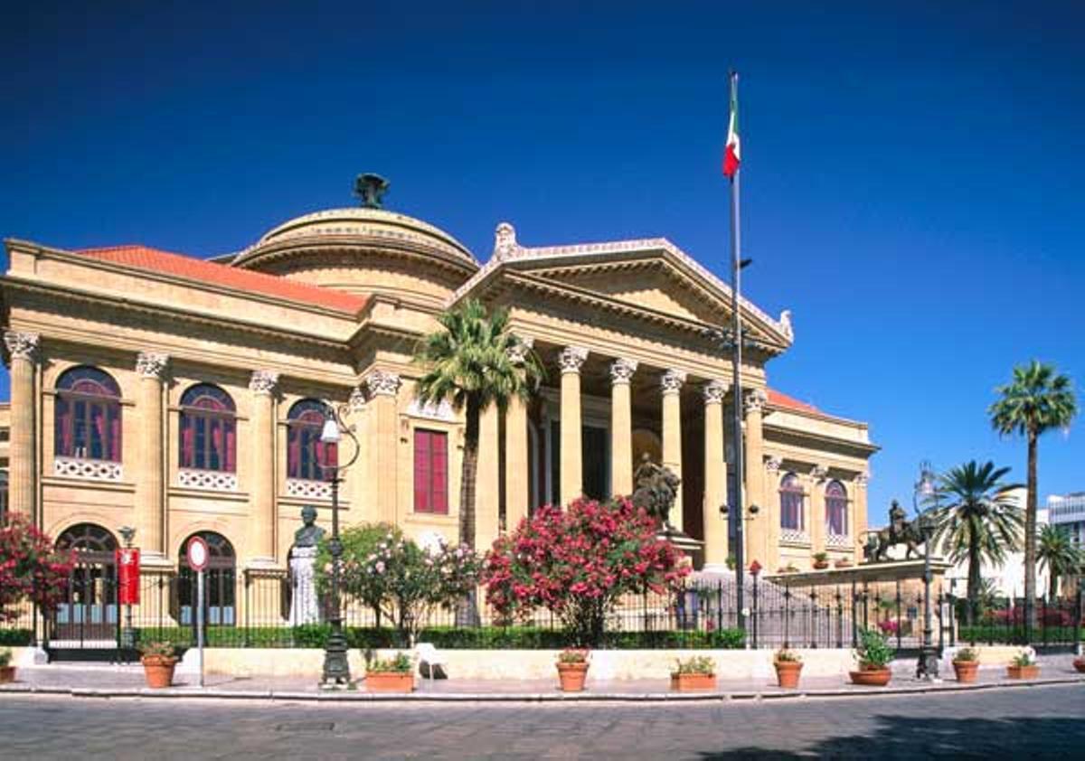 El Teatro Massimo de Palermo hace las funciones de Ópera. El Teatro Massimo de Palermo hace las funciones de Ópera.