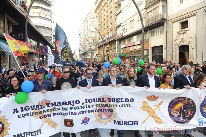 Miles de policías claman en Murcia para exigir "equiparación real" de sus salarios