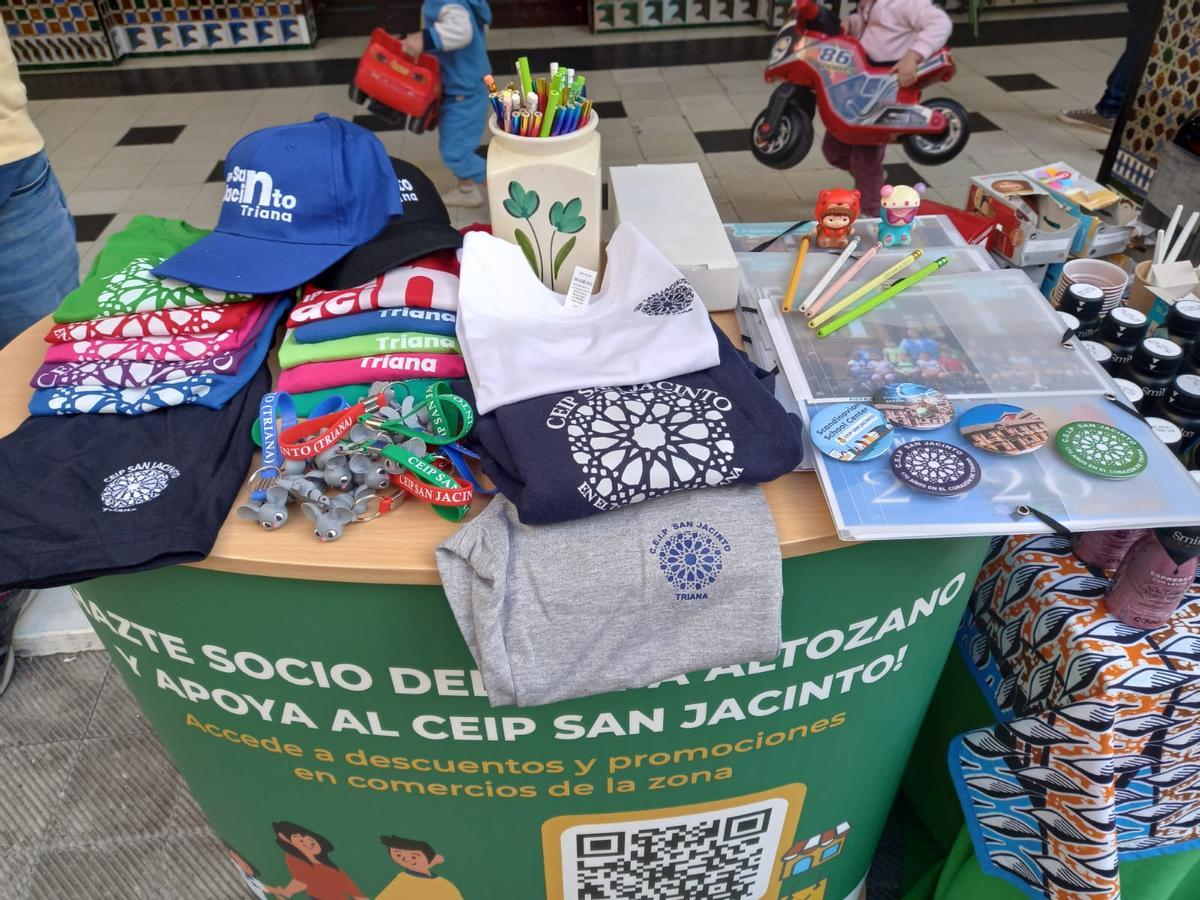 Stand de 'merchandising' del CEIP San Jacinto durante la jornada de puertas abiertas.