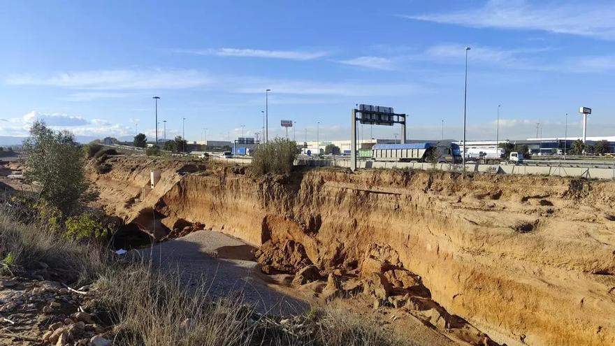Cortan un ramal de la A-3 en Valencia afectado por los socavones del barranco del Poyo