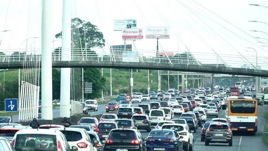 Grandes retenciones en A Pasaxe por un vehículo volcado por un accidente